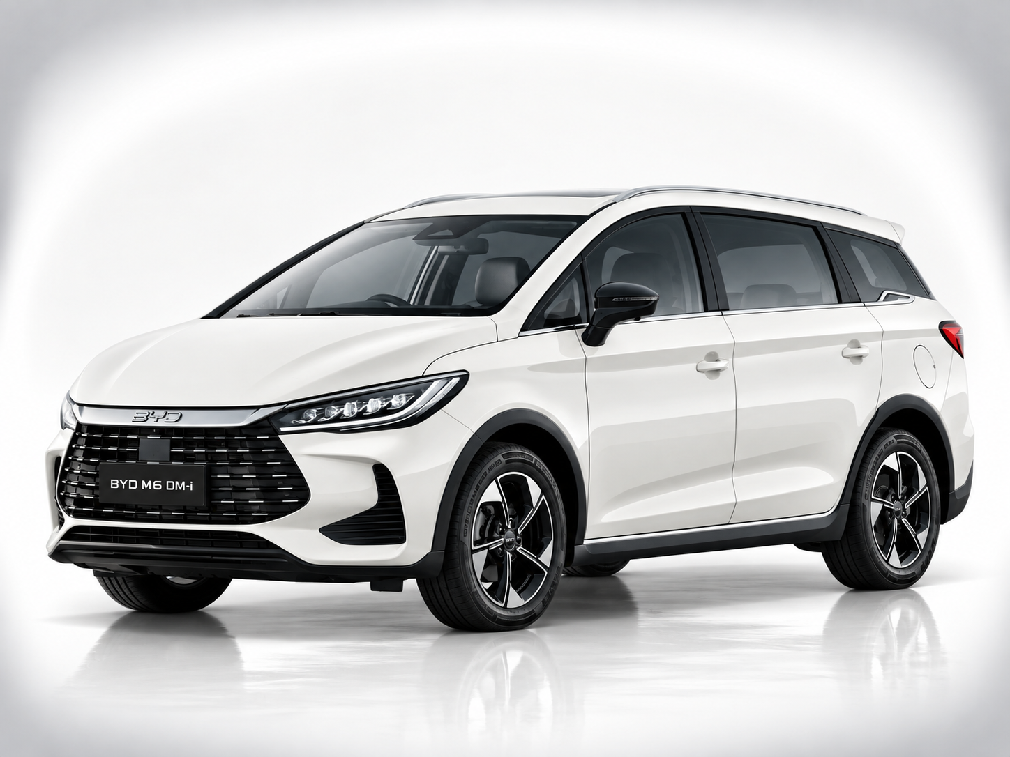 BYD M6 DM-i Crystal White